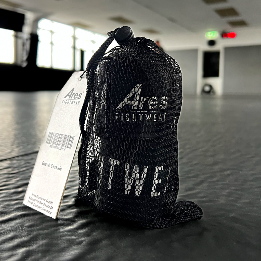 Ares Fightwear Boxbandagen im Wäschenetz mit Etikett auf der Trainingsmatte