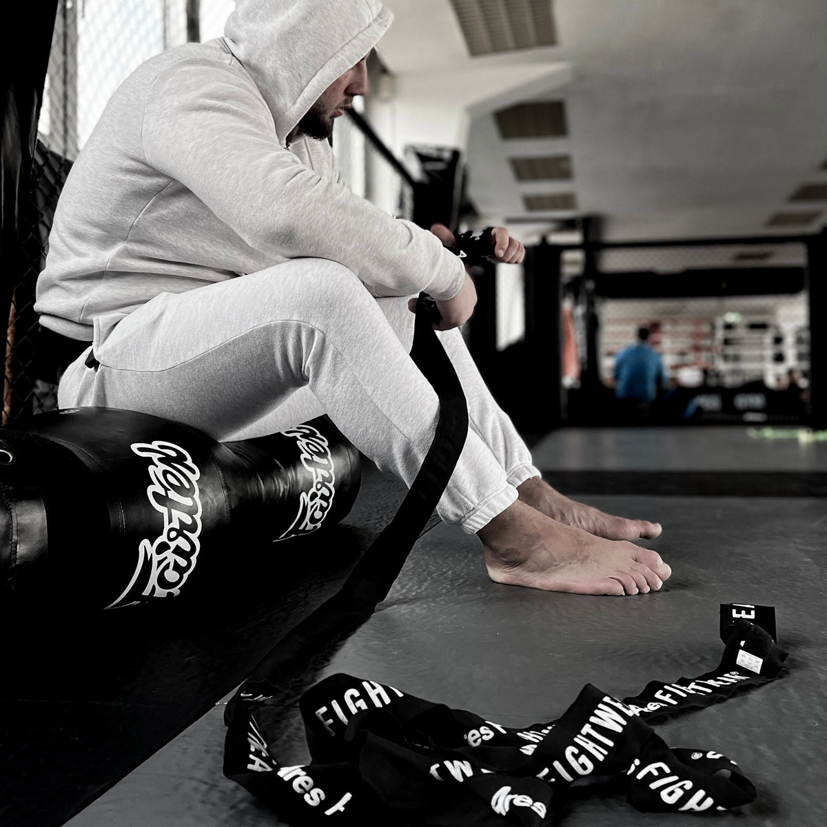 Kämpfer wickelt Ares Fightwear Boxbandagen im Gym vor dem Training
